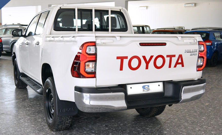 Toyota Hilux Manual 2.4L Gasóleo Branco