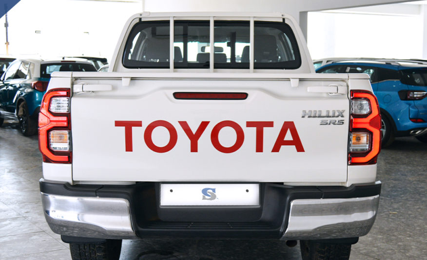 Toyota Hilux Manual 2.4L Gasóleo Branco